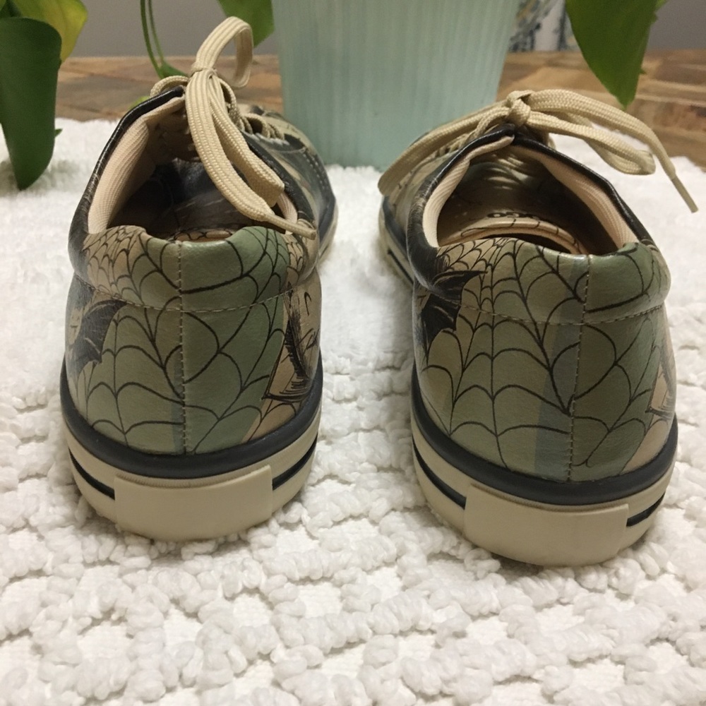 DoGo hand painted vegan ‘Catpire’ sneakers - Picture 5 of 16